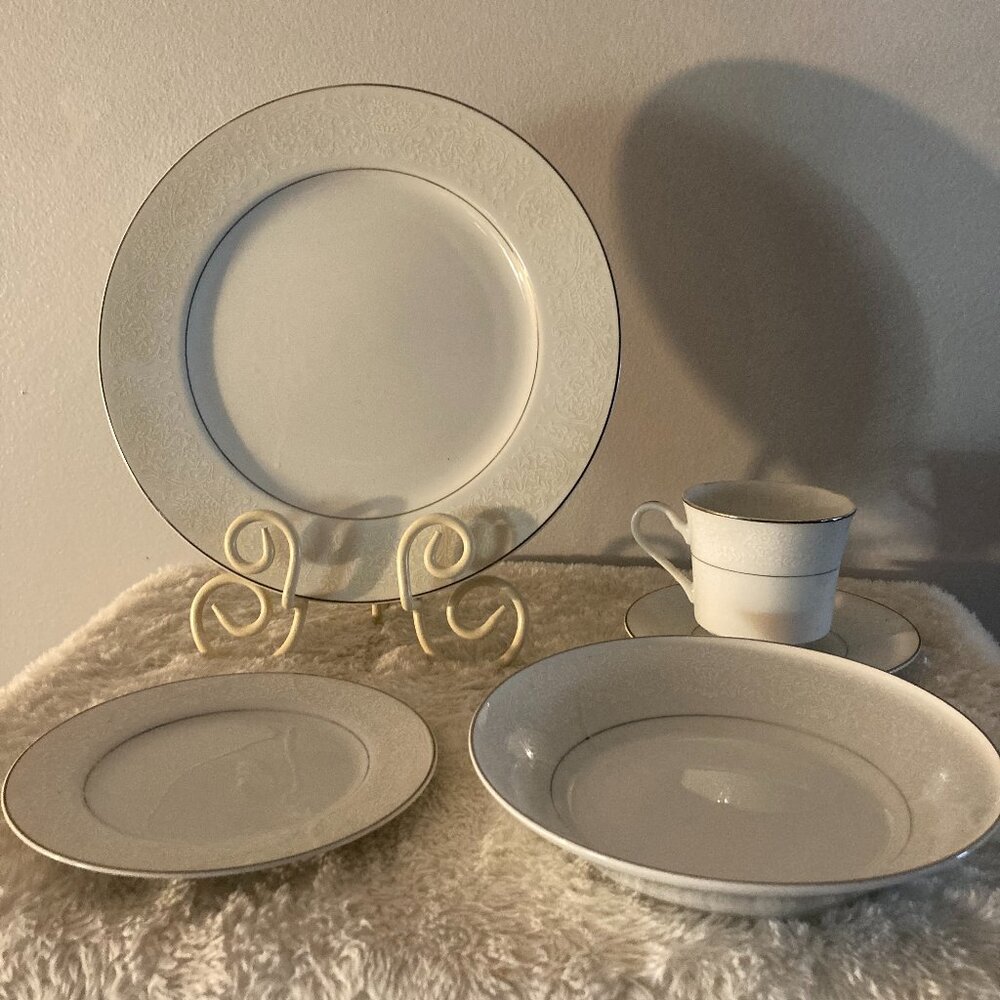 International "Wakefield" (5) Pc Place Setting